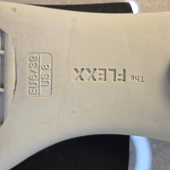 The Flexx black & tan Rain Maker slide thong beaded elastic flip flop, size 8 - Picture 8 of 8